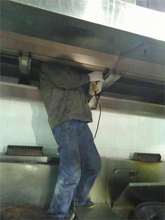 工人师傅正在安装厨房排烟罩