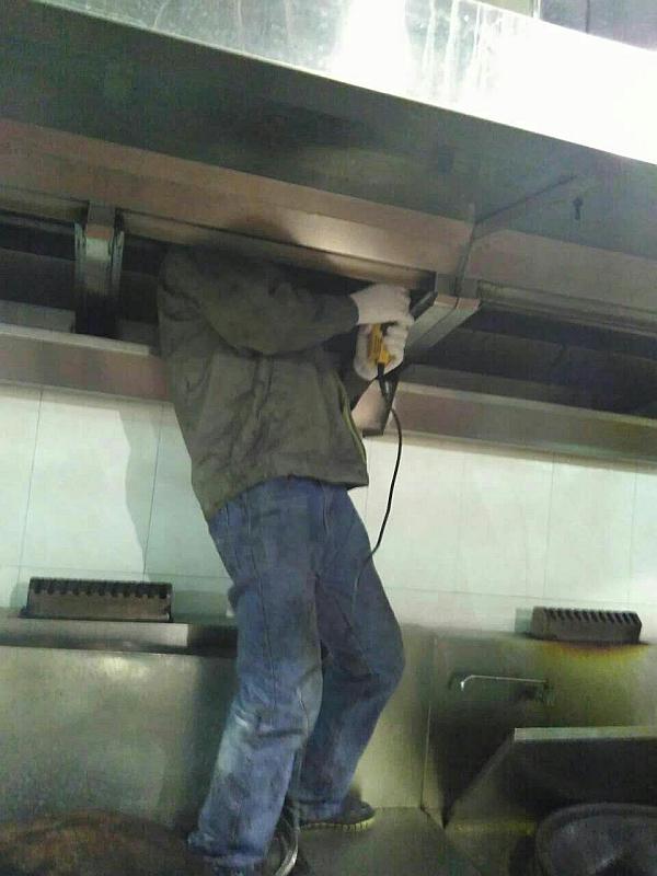 工人师傅正在安装厨房排烟罩